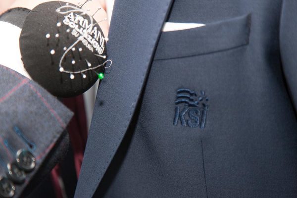 KSÍ merkid í jakkafötunum