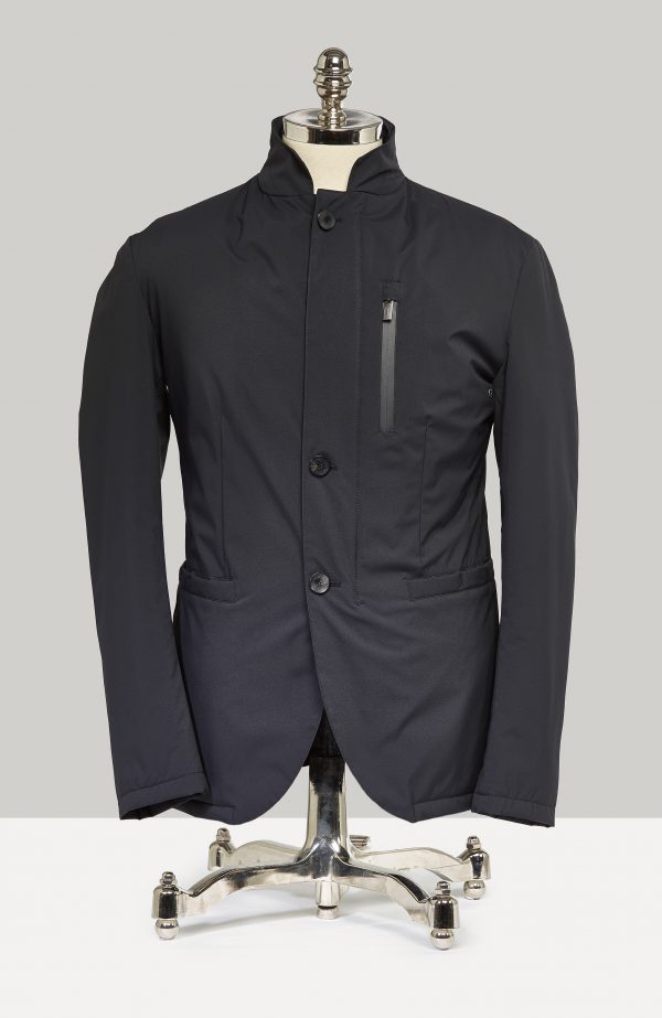 Flott Armani yfirhöfn sem hægt er að nota casual eða við fínni tilefni.