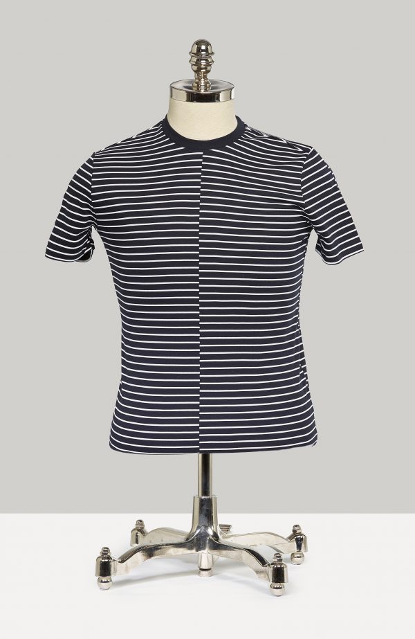 Armani T-shirt með röndum. Þessi er flottur undir blazerinn þinn.