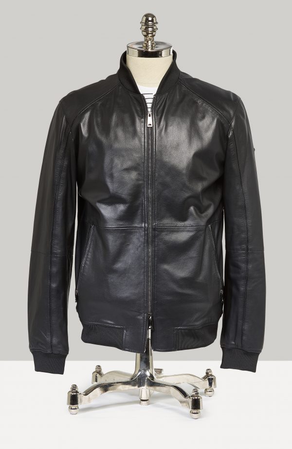 Armani Jeans leðurjakki. Einfaldar línur og tímalaus hönnun.