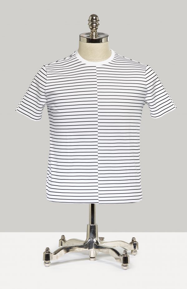 Þverröndóttur bolur í ljósari lit. Sumarið er á næsta leiti.